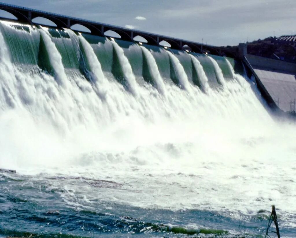 Энергия воды. ГЭС вода энергия. Гидроэнергетика энергия воды. Гидроэлектростанция источник энергии. Водяная электростанция.