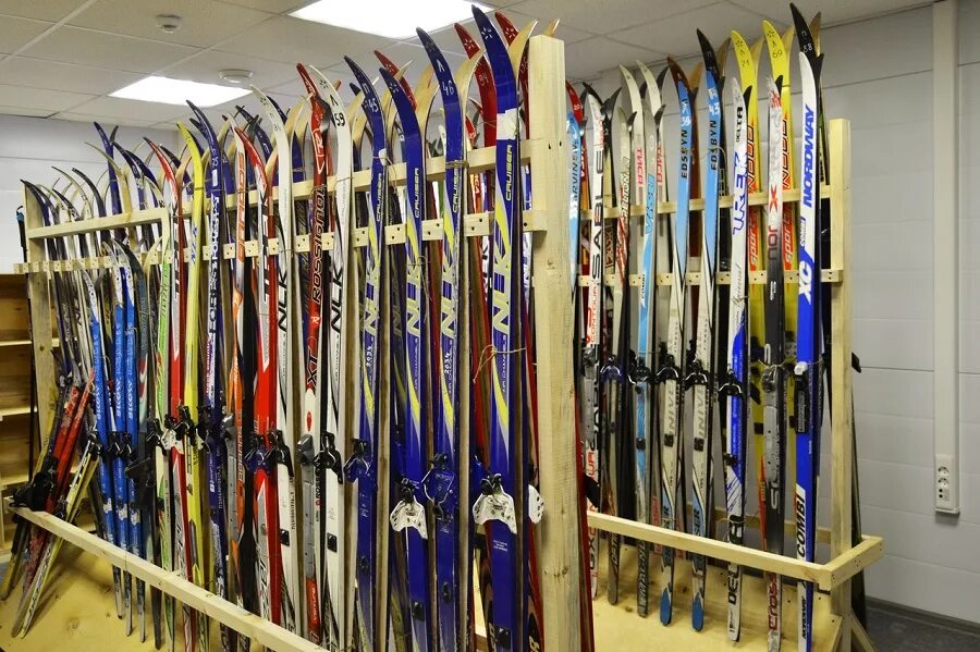 Лыжный инвентарь. Горнолыжный спорт инвентарь. Лыжный инвентарь. Лыжи инвентарь. Горнолыжный спорт экипировка.