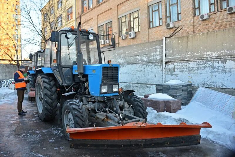 Работа вахта трактористом московская область. Трактор ГБУ Жилищник. ГБУ Жилищник трактористы. Трактор ГБУ дороги. Тракторист-машинист уборка снега.