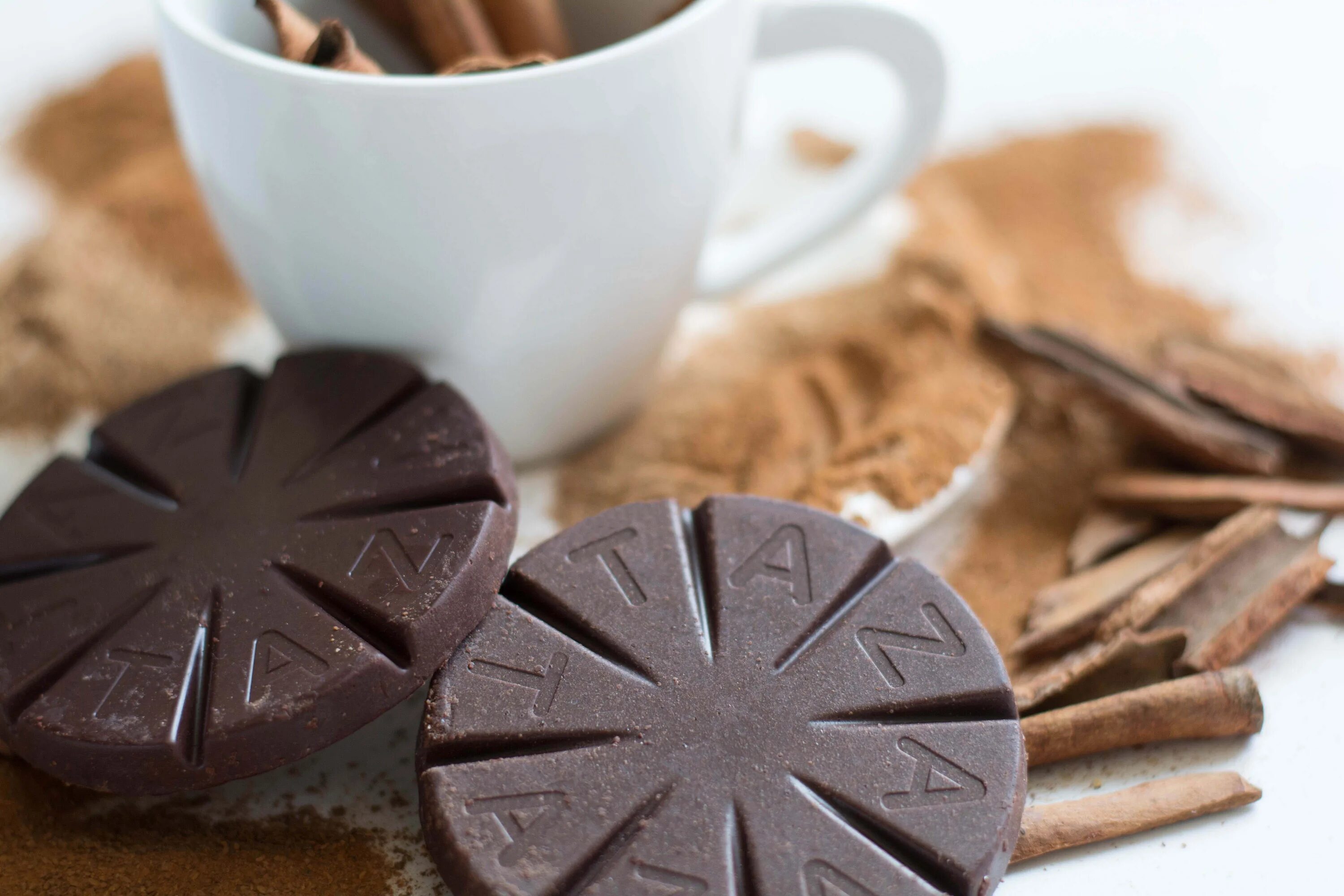 Какао можно диабетикам. Шоколад. Шоколад с корицей. Шоколадная корица. Какао палочки.
