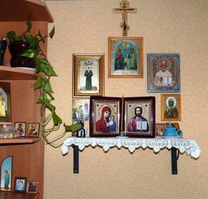 Домашний св. Православие-домашний иконостас. Иконы в квартире. Иконы для домашнего иконостаса. Домашний уголок для икон.