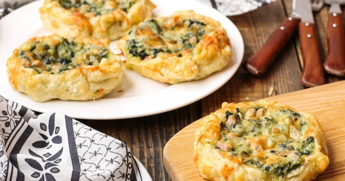 Пироги со шпинатом и сыром из слоеного. Спанакопита греческий. Слоеные со шпинатом и сыром. Слоеные со шпинатом и сыром. Пирог со шпинатом из слоеного теста.