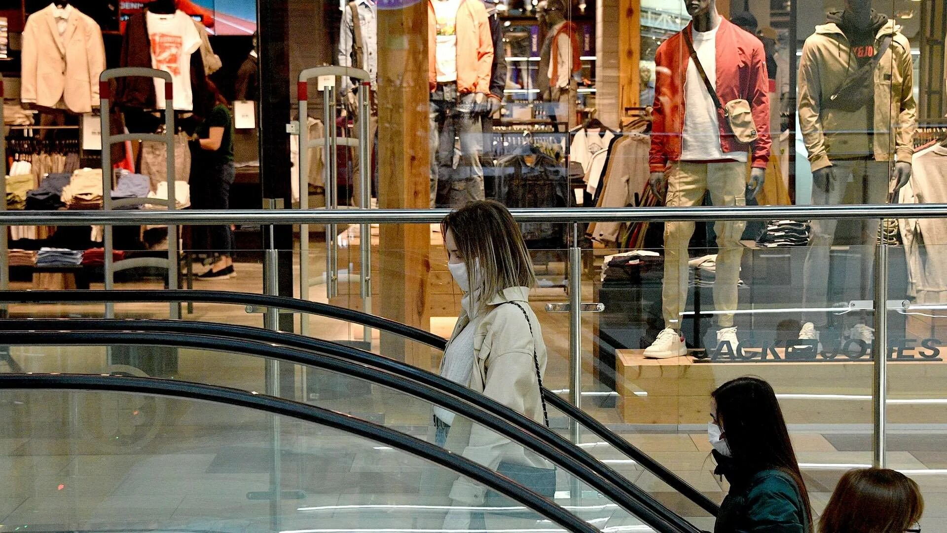Посетители тц. Иностранные бренды в тц. открытие zara в москве. посетители торгового центра.