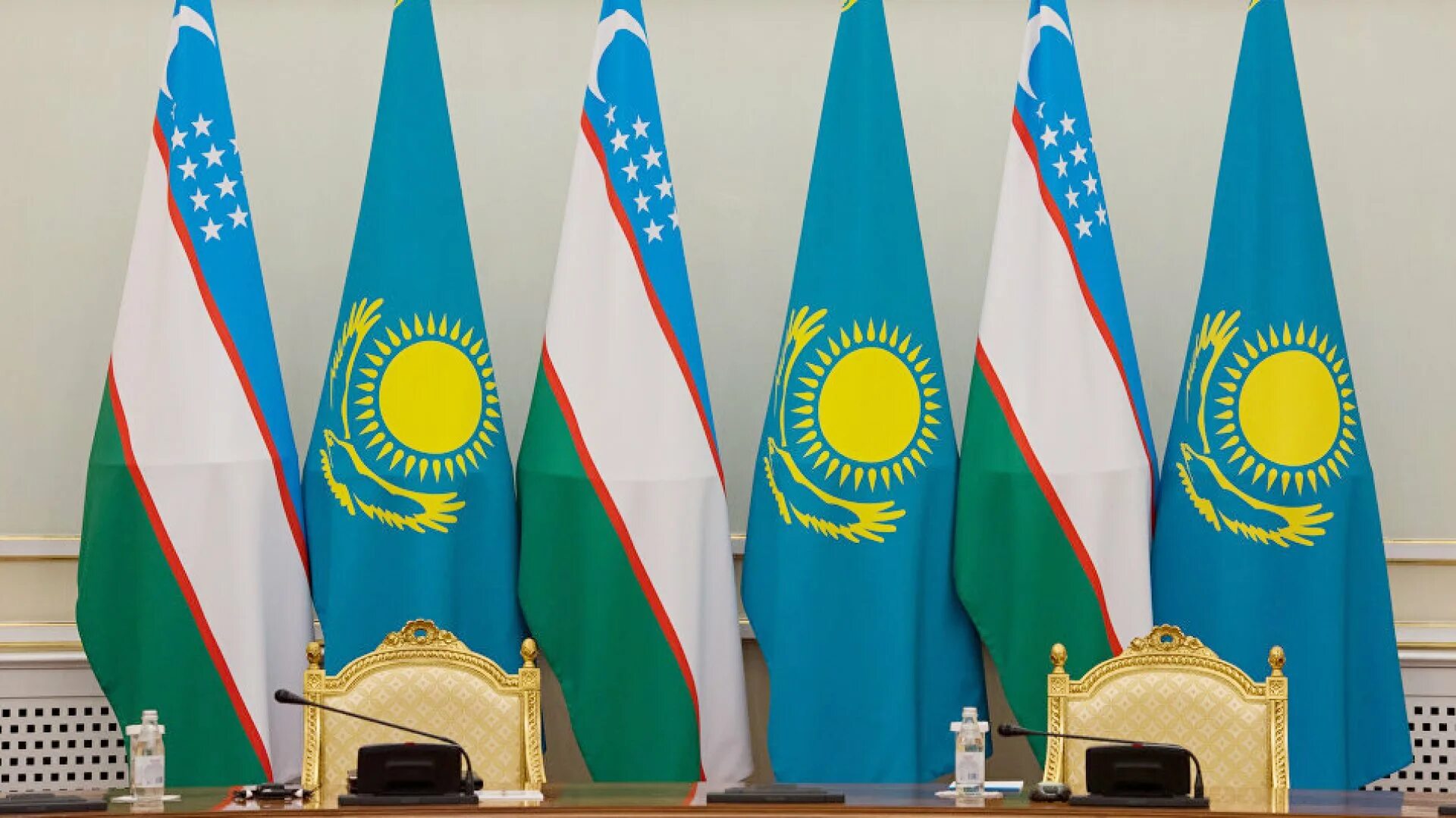 Узбекистан и Казахстан флаги. Казахстан Ташкент флаг. 1994 Казахстан и Узбекистан. Узбеки в Казахстане.