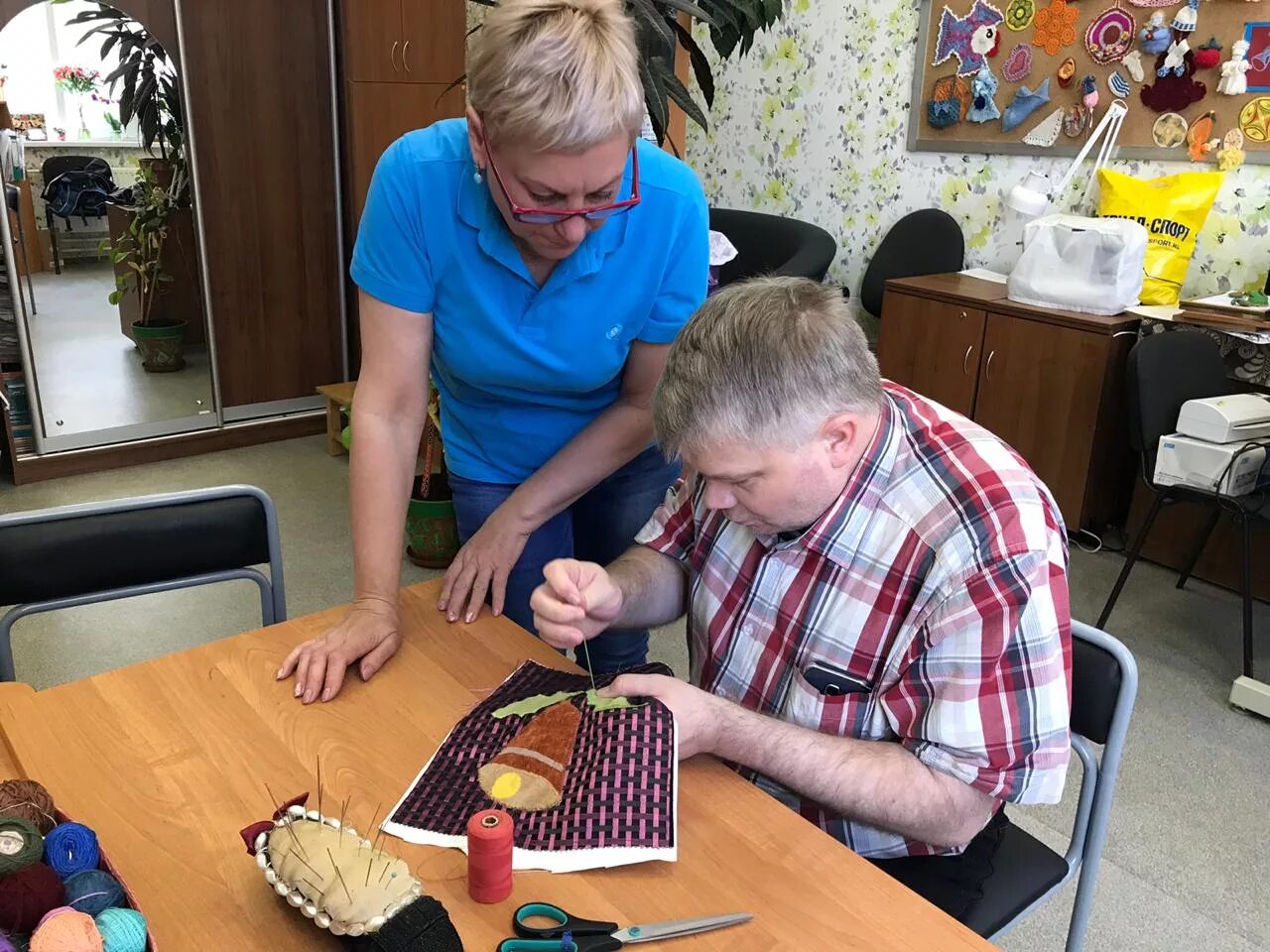 Рукоделия инвалидов. Декоративно-прикладное искусство для людей инвалидов. Творческие мастер классы. Занятия рукоделие для инвалидов. Досуговая деятельность пенсионеров.