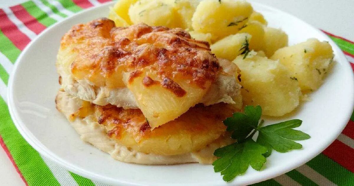 Рецепты куриное филе под сыром. Куриная грудка с ананасами. филе курицы с ананасами и сыром в духовке. филе с ананасами и сыром в духовке. курица с ананасами в духовке под сыром.