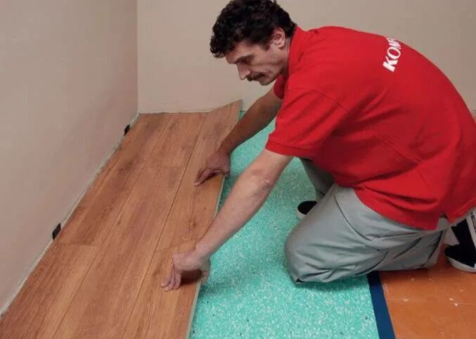 Укладка линолеума. Технология укладки ламината на деревянный пол. Flooring installation. Шумоизоляция пола в квартире. Технология укладки полов в квартире.