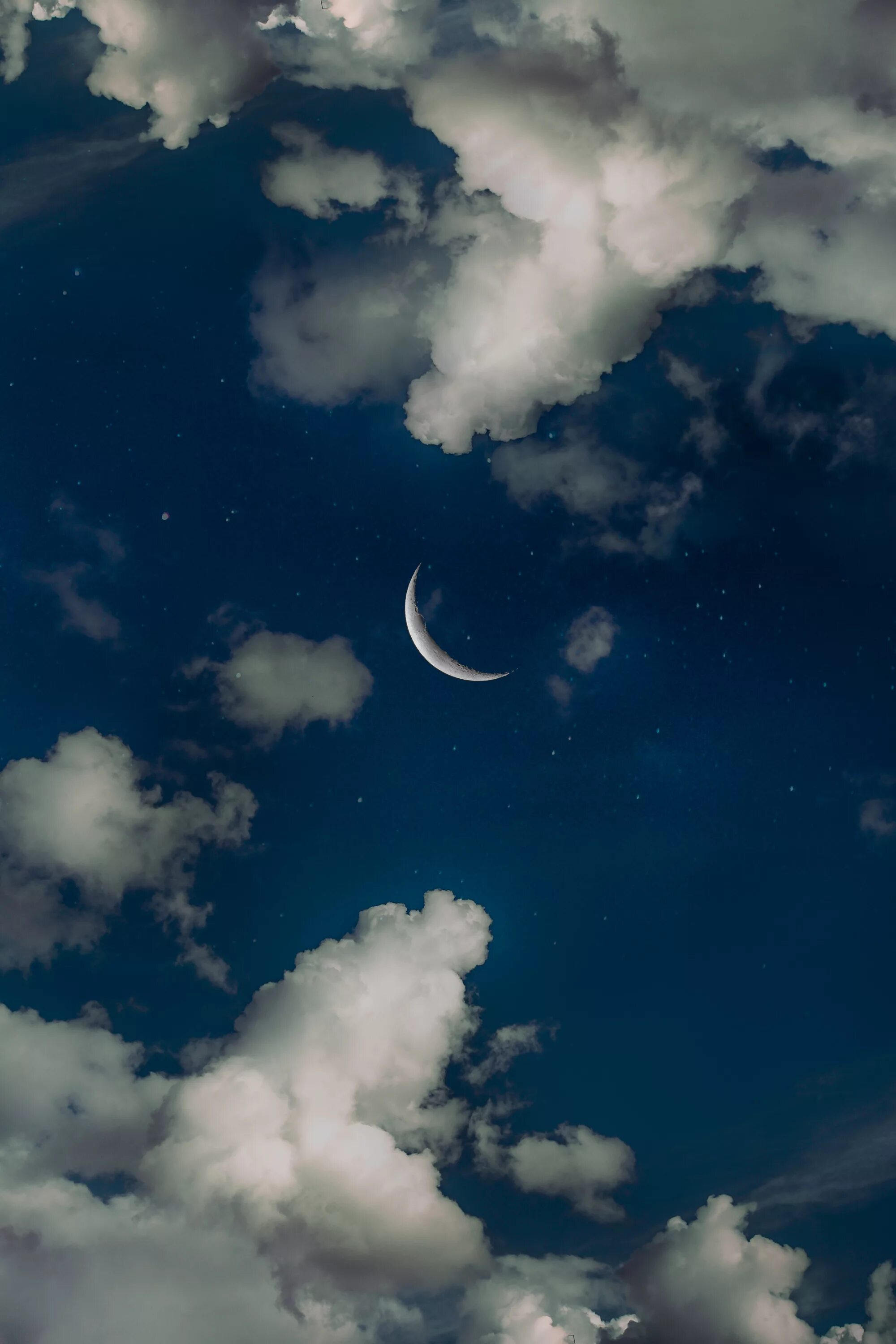 Облака звезды ночь. Луна на небе. Лунное небо. Ночное небо с облаками. Облака ночью.
