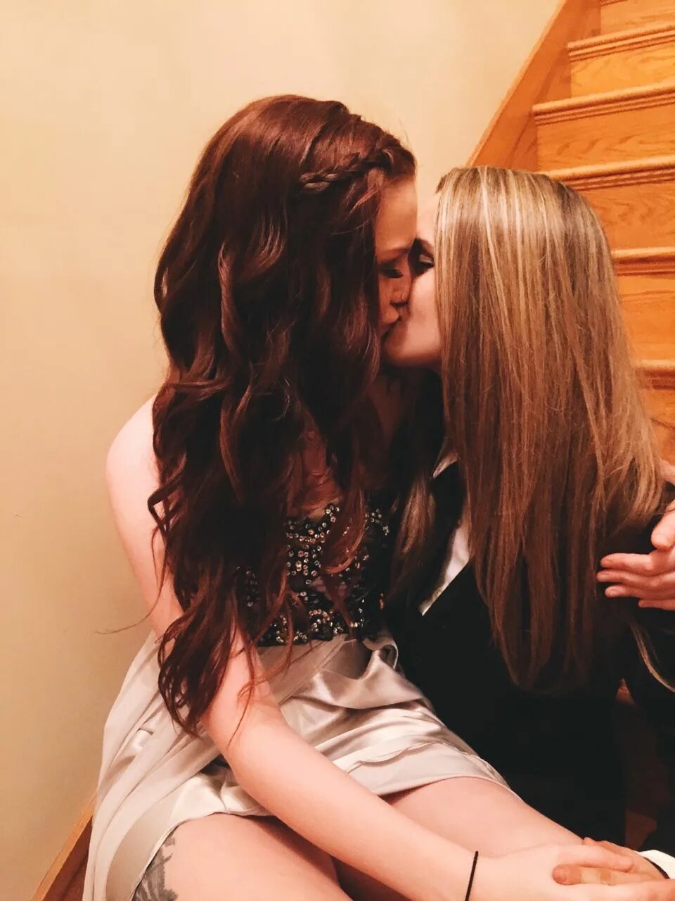 Lesbian 11. Подруги с темными волосами. Поцелуй двух девушек. Подружки с длинными волосами. Две девушки с темными волосами.