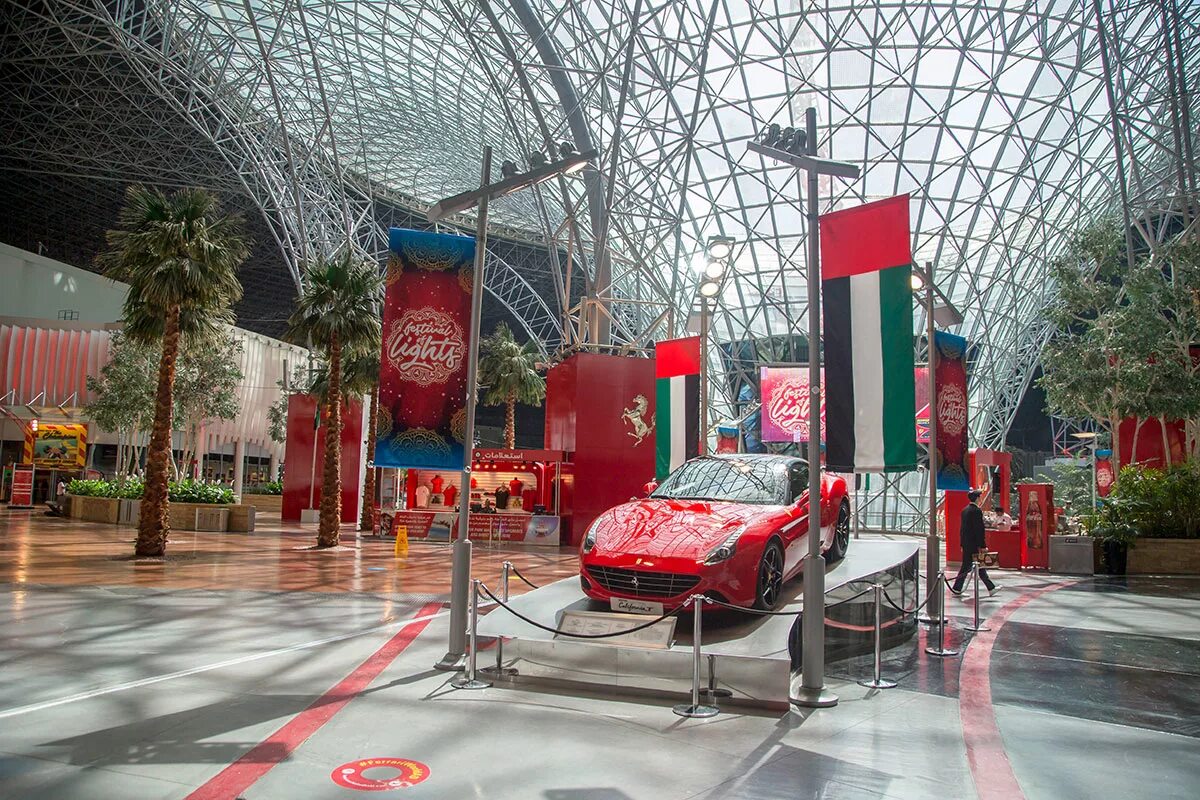 Парк феррари в дубае. Феррари парк Дубай. Парк аттракционов Ferrari World в Абу-Даби. Ferrari World Абу-Даби аттракционы. Музей Феррари в Абу Даби.