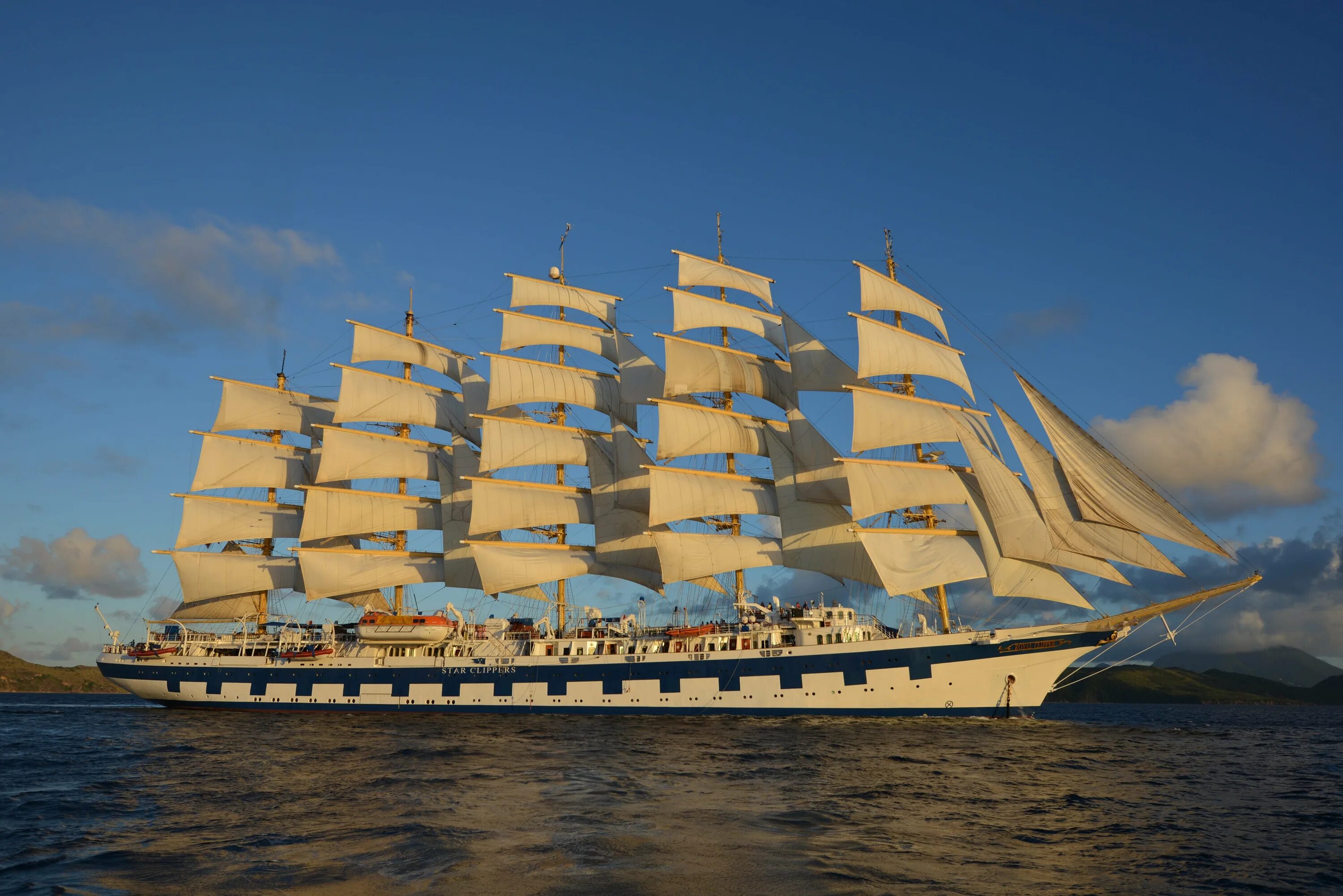 Парусное судно 4 букв сканворд. Роял клипер. Парусник Star Clipper. Корабль Royal Clipper. Круизный парусник Royal Clipper.