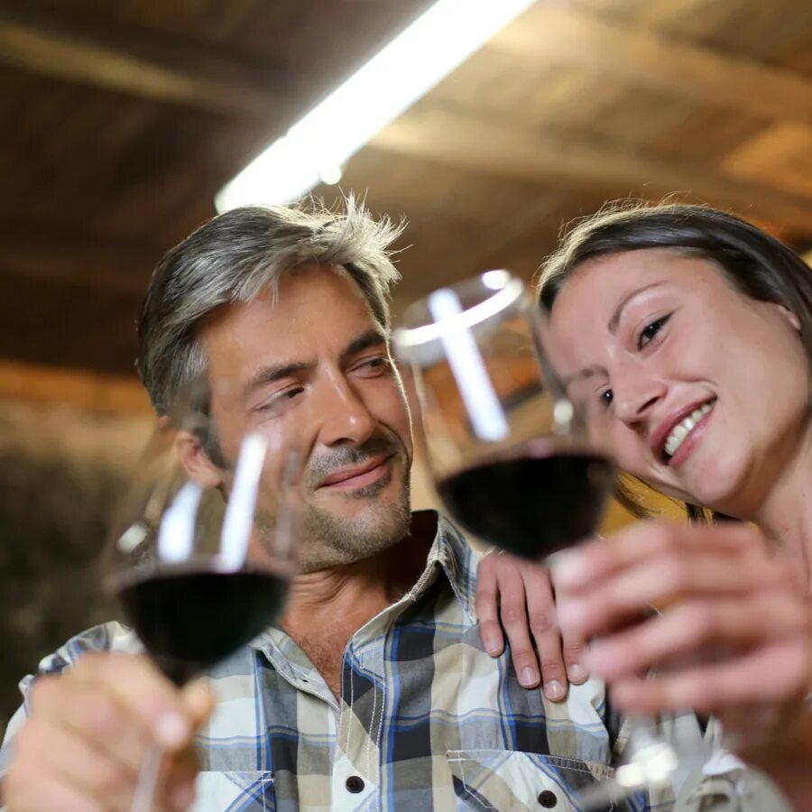 Вкус пара. Сомелье женщина. Вкус пара. Сохры как девушка кормит парня в кафе. Вкус пара.