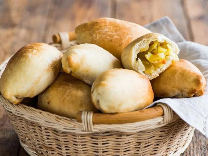 пирожки с капустой. пирожки с яблоками. постная выпечка пироги. постные пирожки с капустой. пирожки печеные с капустой.