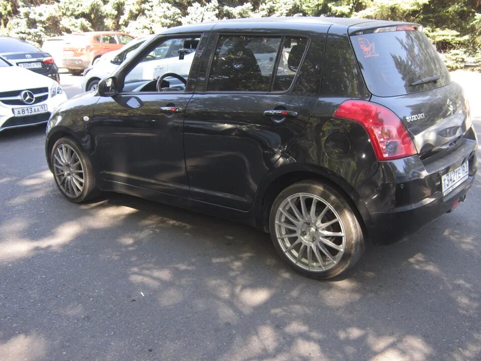 Сузуки свифт на 16 колесах. Suzuki swift 1. Диски на сузуки свифт. Suzuki swift 2007. Сузуки свифт 2008.