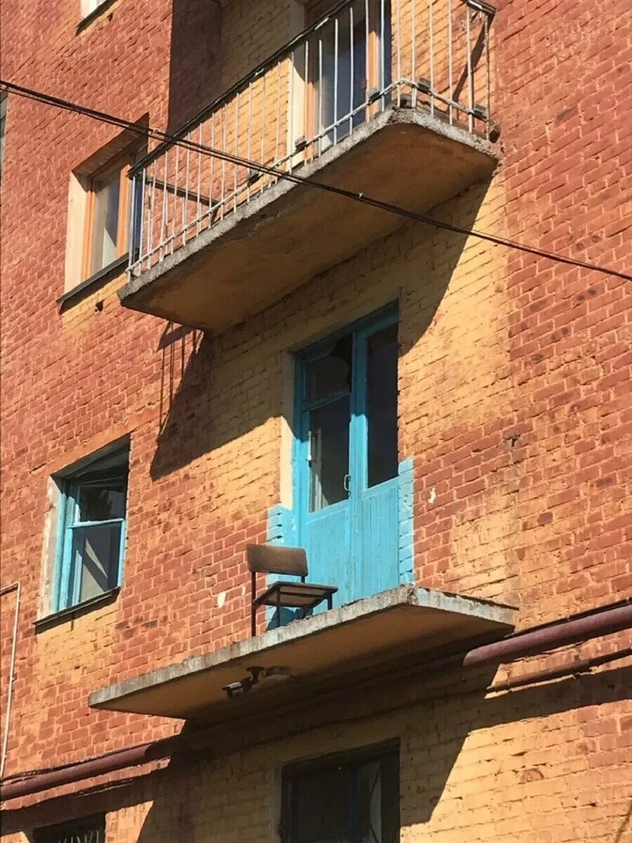 Необычные балконы. Необычные пристроенные балконы. Балкон смешной. Страшный балкон.