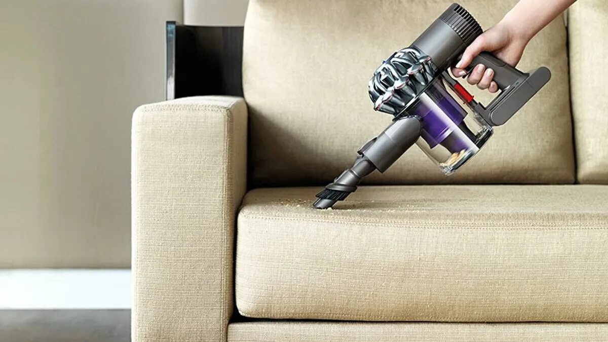Как чистить диван пылесосом. Dyson cordless v6 vacuum. dyson dc58. пылесос дайсон для мягкой мебели. пылесос для дивана ручной.