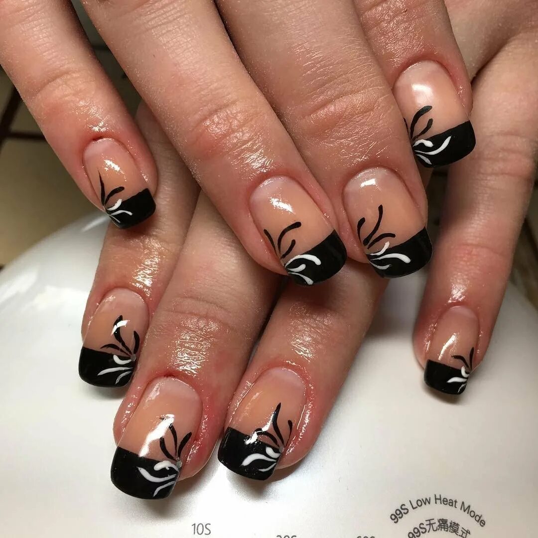 нарощенные ногти. белый френч. чёрный френч с дизайном. нарощенные ногти френч с рисунком. ногти черные френч с рисунком.