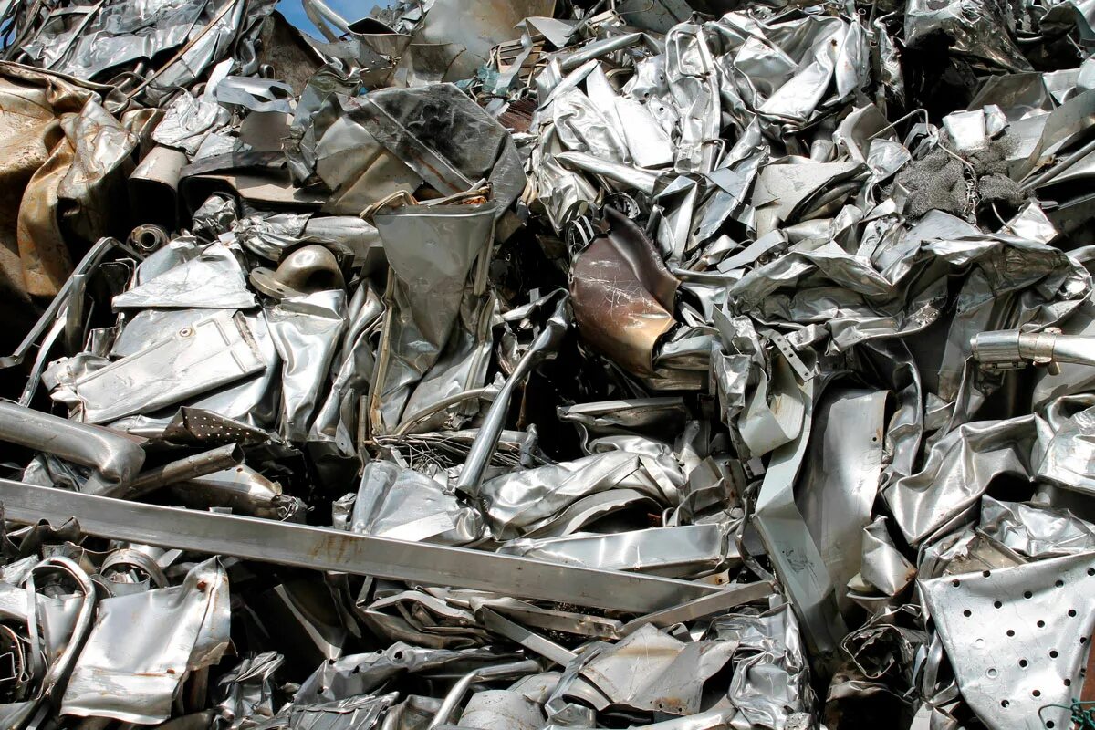 Лом металла. Куча металлолома. Кучка металлолома. Торговля отходами и ломом. Industrial waste.