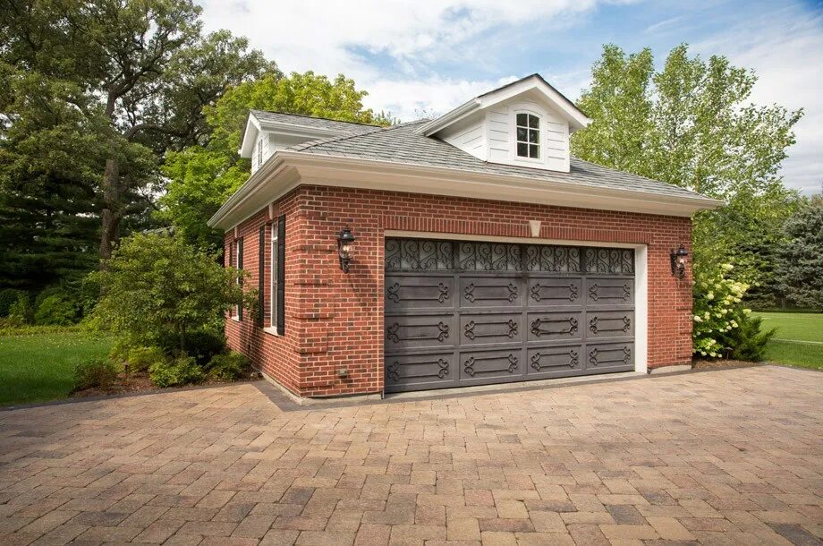 Гараж из кирпича проекты. Постройка гаража из кирпича. Стройка гаража. Сделать гараж из кирпича. Красивый гараж из кирпича.