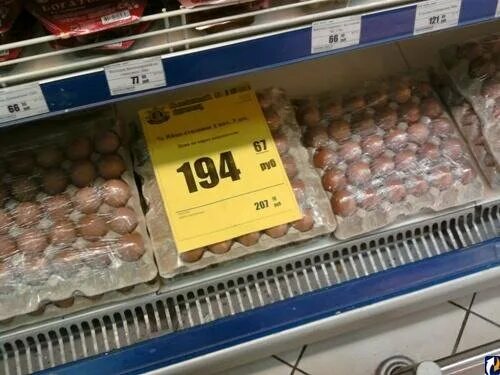 Сколько стоят яйца. Продукты питания в магазине. Яйца в сетевых магазинах. Куриные яйца. Сколько сейчас стоит 10 яиц.