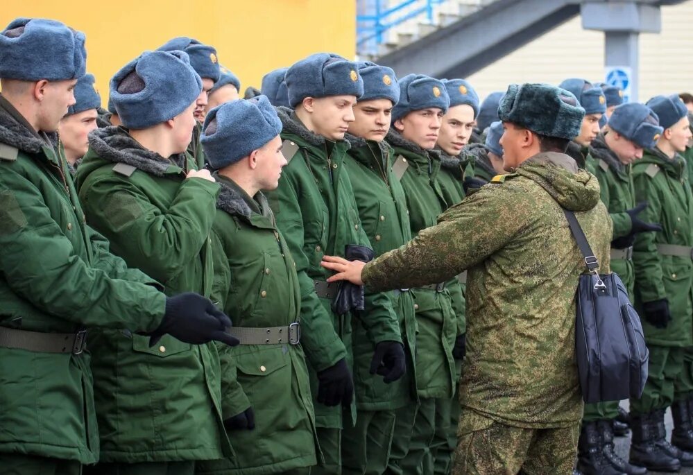 Отправка призывников в армию. Форма осеннего призыва. Призыв на военную службу. Форма призывника. Военная форма срочников.