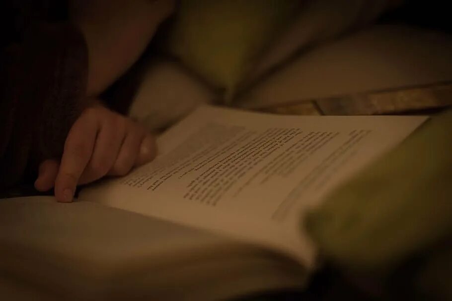 Читать книгу и спать. Чтение на ночь. Чтение Эстетика. Чтение в кровати. Чтение книг Эстетика.