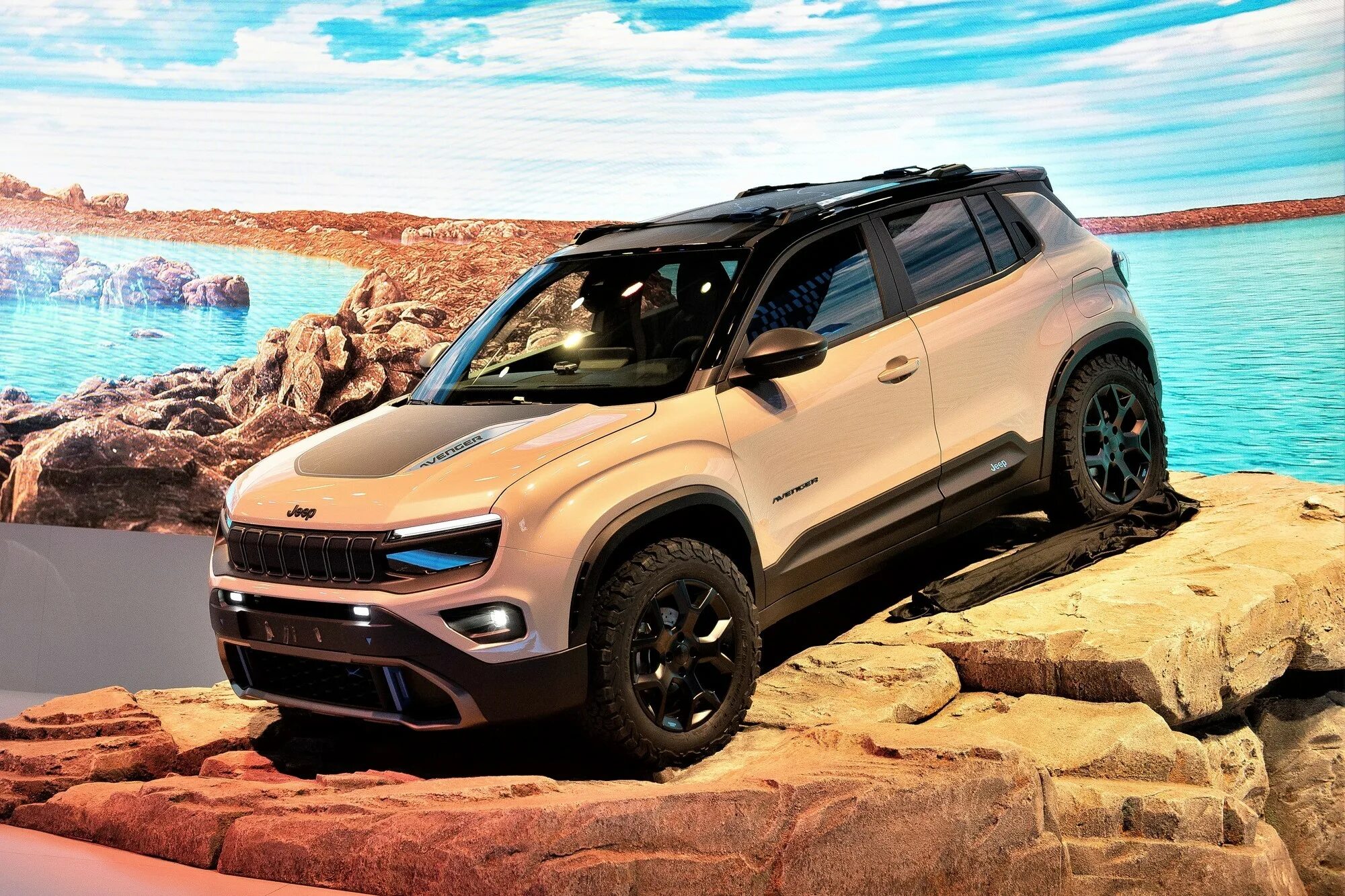 Полноприводные кроссоверы 2023. Jeep Avenger 2023-2024. Jeep Avenger 2023. Полноприводный джип. Полноприводный джип кроссовер.