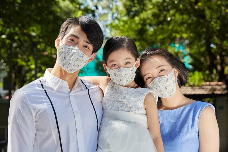 Семейные маски. Семья в медицинских масках. Маска лицо человека. Маска человеческого лица. Они надели маски