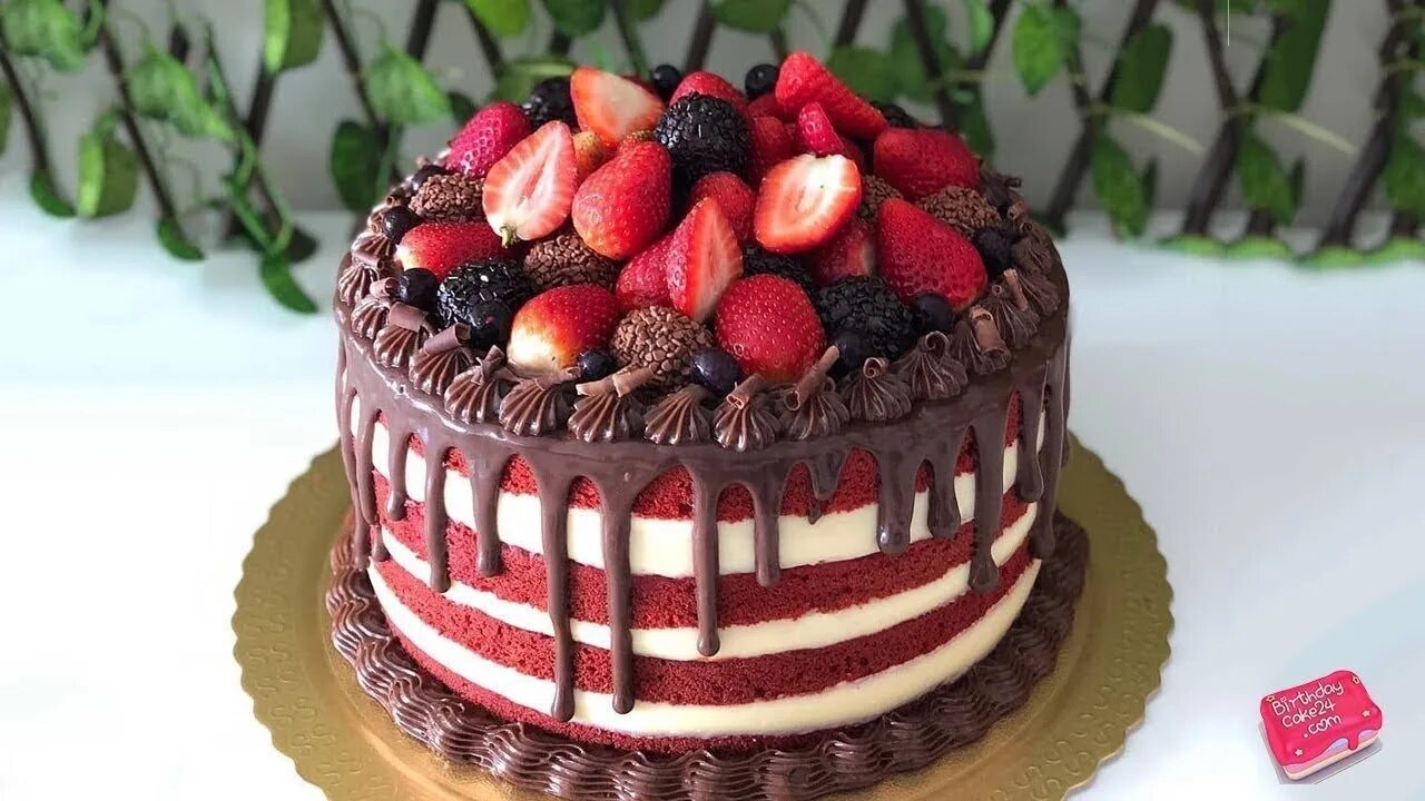 Торты на день рождение фото рецепт. Шоколадный торт с фруктами. Шоколадный торт с клубникой. Торт украшенный клубникой и шоколадом. Украшение торта клубникой и шоколадками.