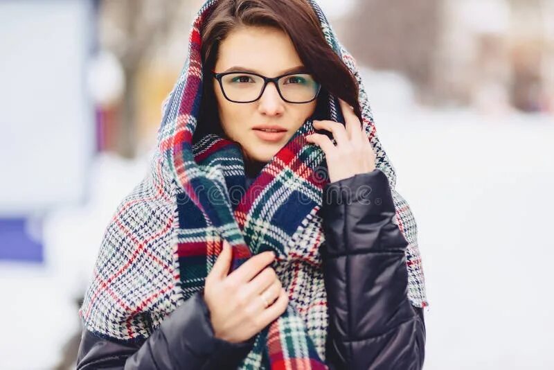 Очки зимой как носить. Девушка в очках и шарфе. Солнечные очки зимой. Фото девушки в лыжных очках. Девушка в очках зимой.