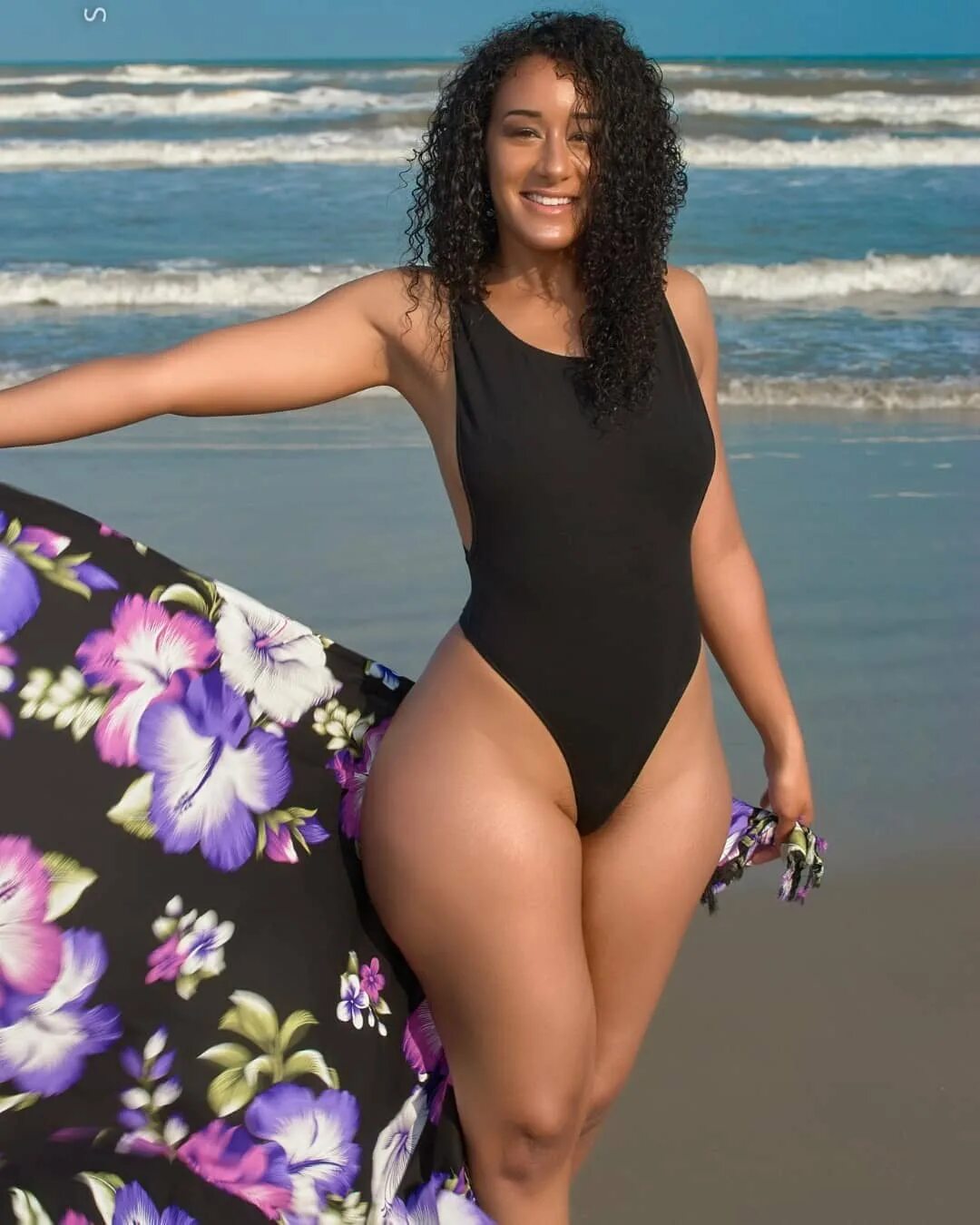 Amirah dyme джинсы. Очень широкие бедра. Giselle lynette фигура. Очень широкие бедра у женщин. Очень широкие бедра у женщин.