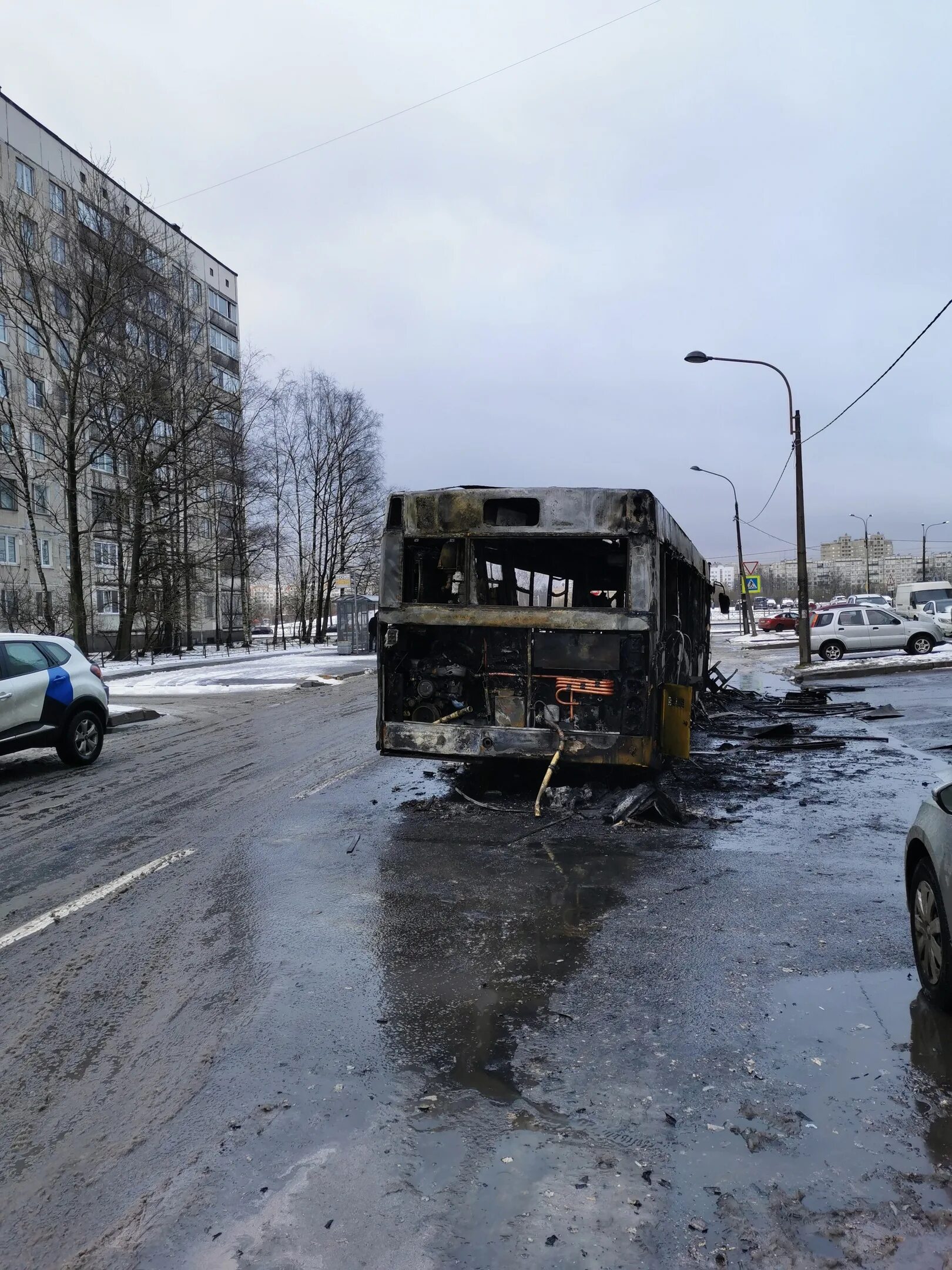 В Петербурге горит маршрутка. Сгорел автобус СПБ Питер авто. В Питере загорелся автобус.