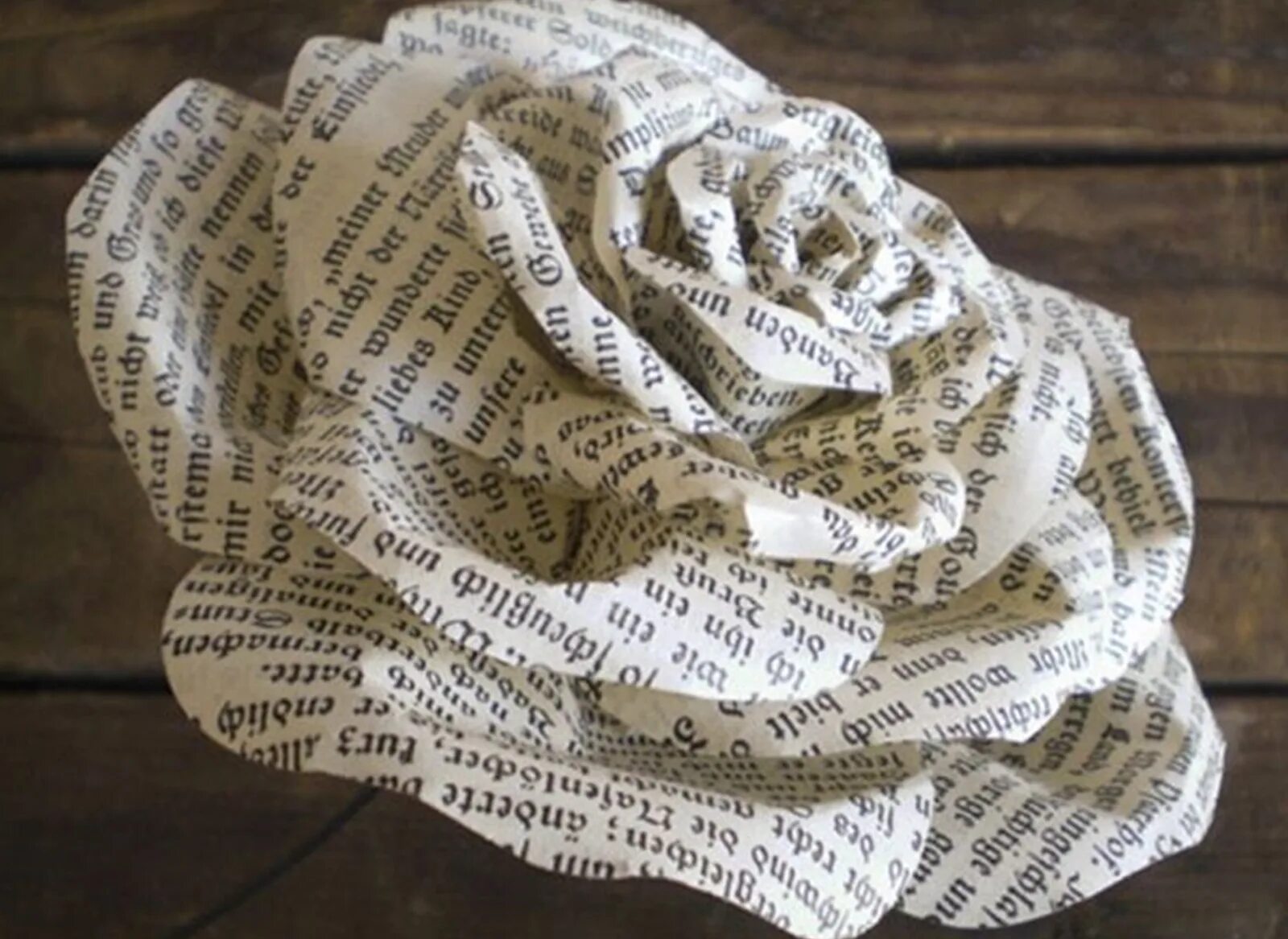 цветы из газеты. цветы из газеты. объемные цветы из газет. большие цветы из газет. розочка из газеты.