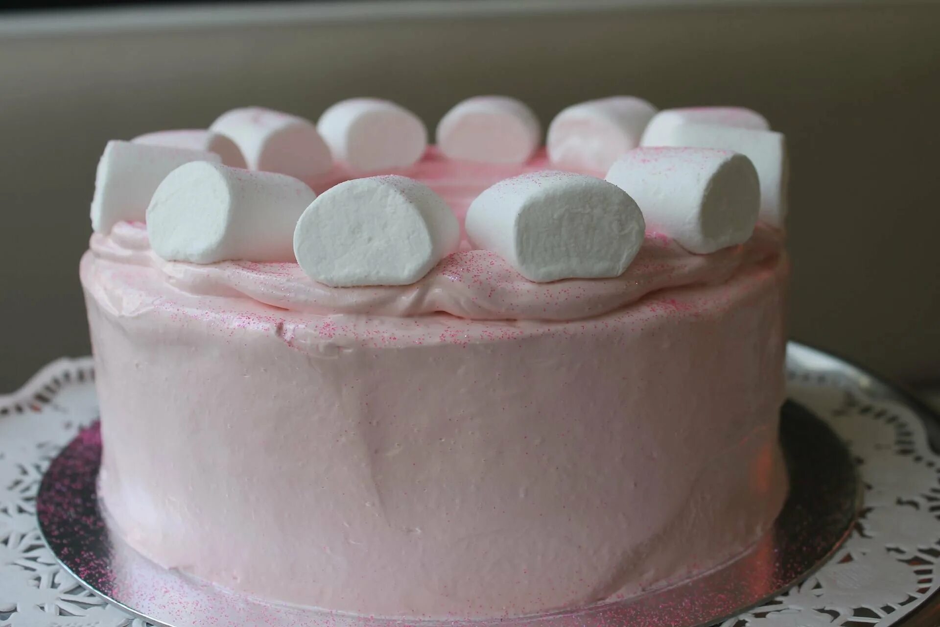 торт с маршмеллоу фото. украшение торта из маршмеллоу. украшен маршмеллоу. украшения из маршмеллоу. сладости с посыпкой.