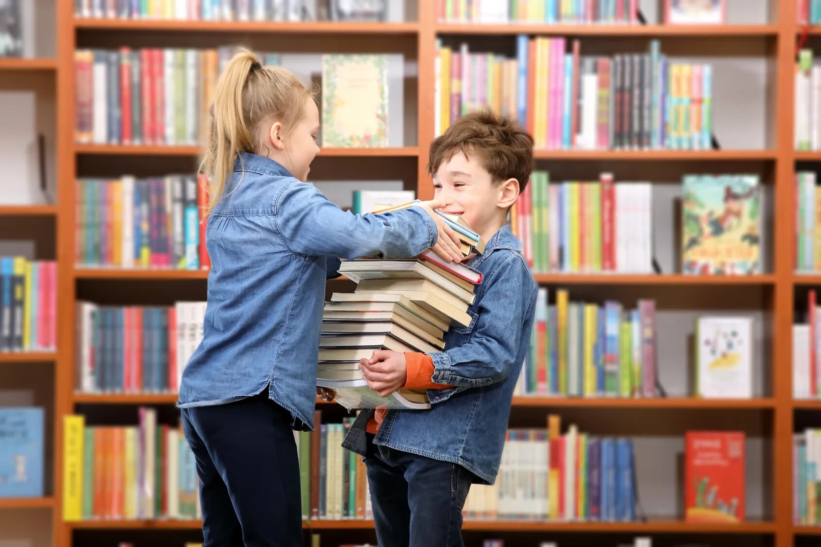 Дети в библиотеке. Детские книги. Школьная библиотека. Читатели в библиотеке.