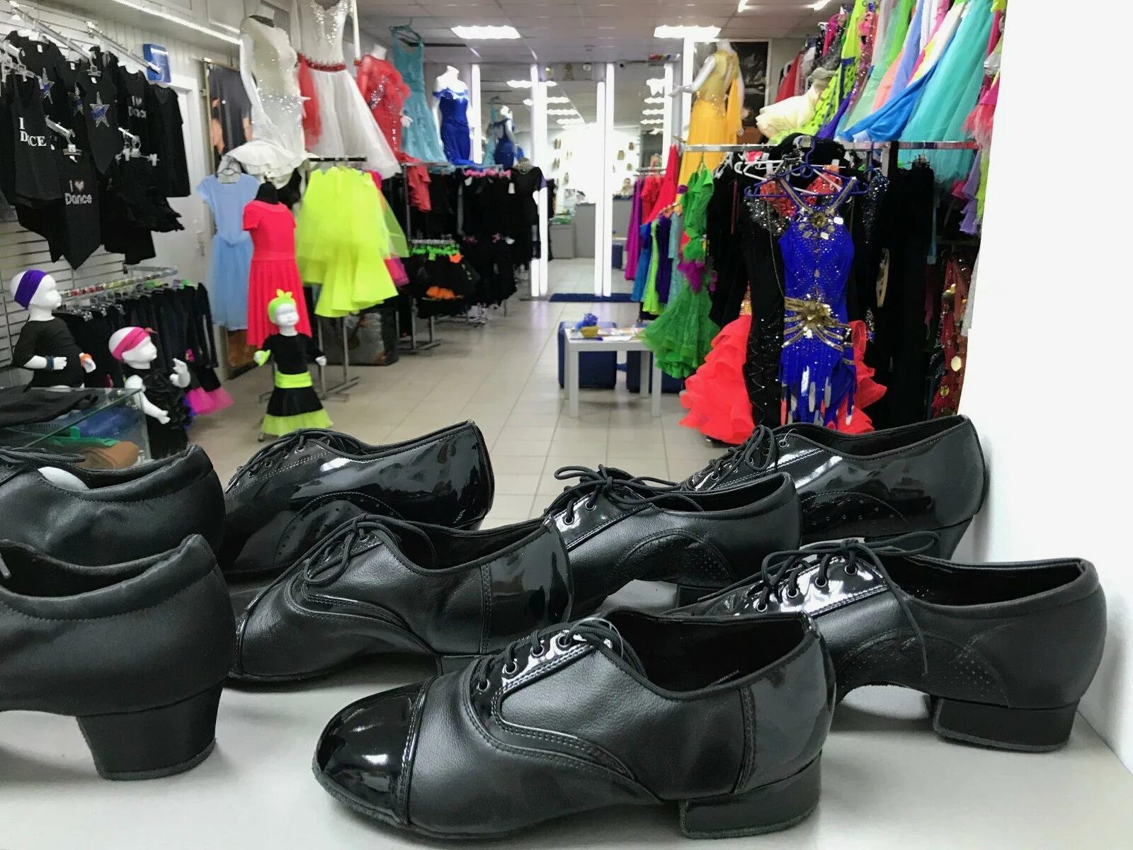 Магазин танцев купить. Магазин одежды и обуви для танцев. Магазин для танцев. Мир танца магазин. Магазин Танцующий.
