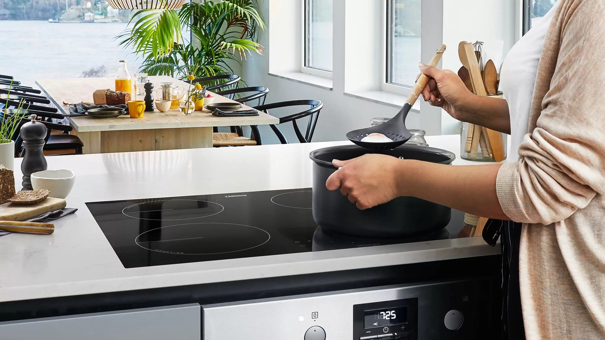 Полировка варочной панели. Царапины на стеклокерамической плите. Полировка плиты из стеклокерамики. Как убрать со стеклокерамической плиты. Как убрать со стеклокерамической плиты.