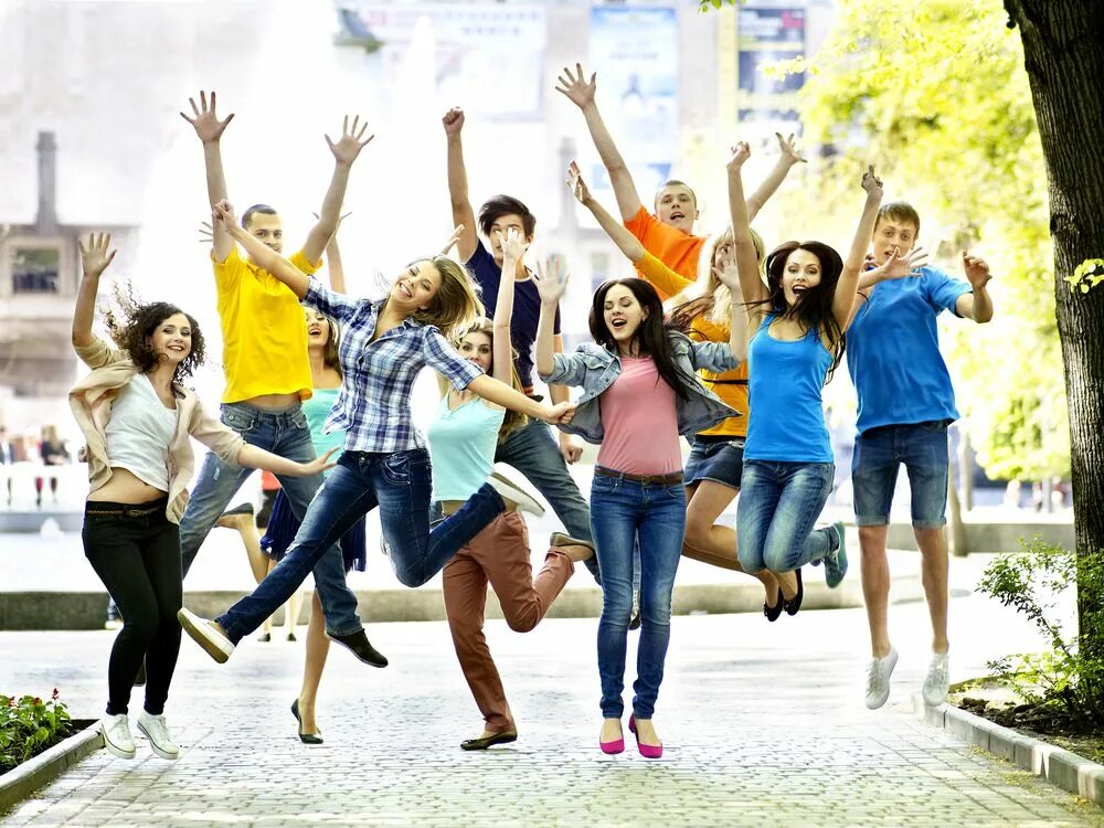 Students fun. Молодежь. Счастливая молодежь. Современная молодежь. Радостные подростки.