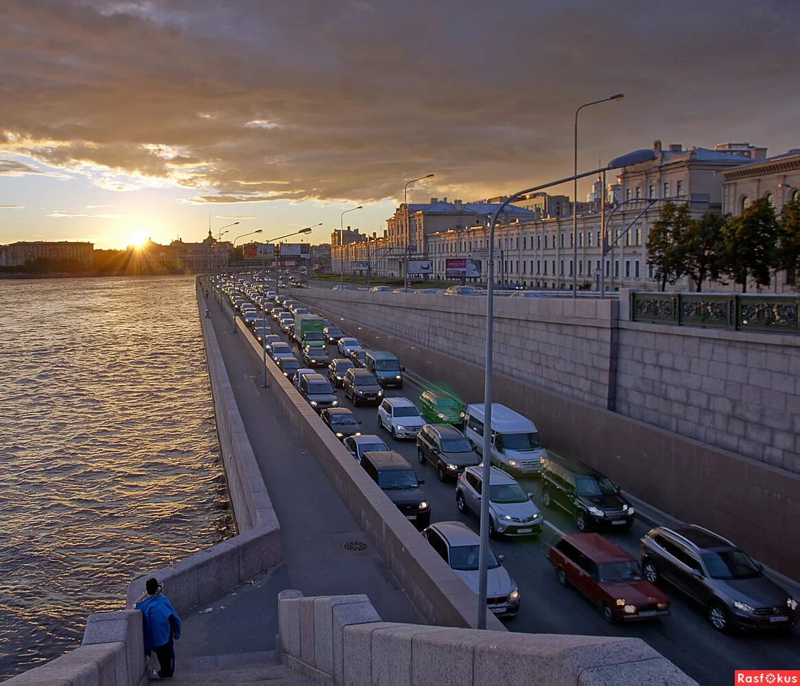 спуск к неве на набережной макарова. парадный» вид на неву с университетской набережной санкт-петербурга. видео набережных петербурга. гранитная набережная санкт-петербург. видео набережных петербурга.