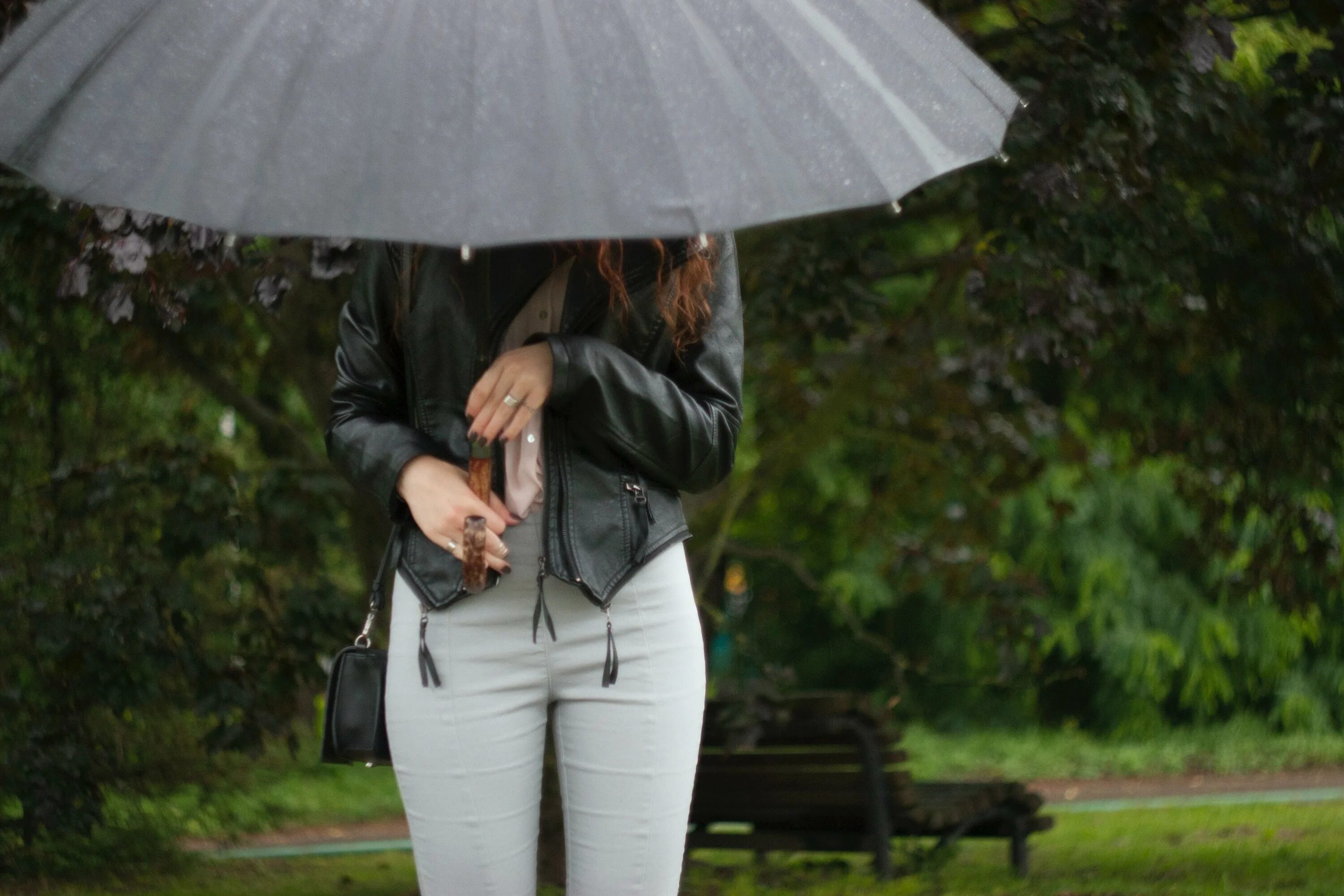 Это экзотика мокнешь без зонтика. Девушка под дождем. Девушка с зонтом. Девушка без зонта. Девушка под зонтом.