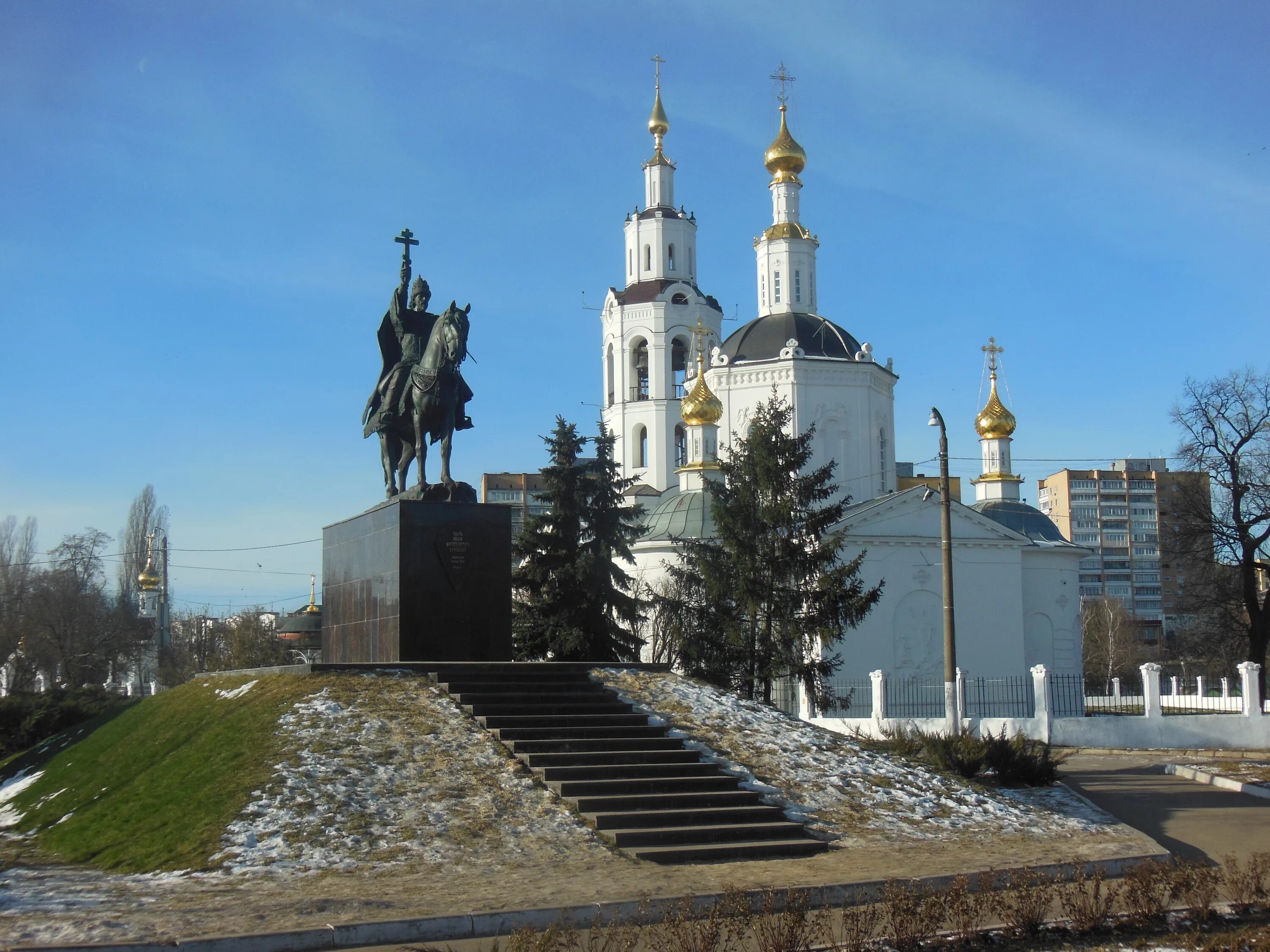 Россия 1 город орел. Город Орел памятник Грозному. Памятник Ивану 4 в Орле. Орел достопримечательности города памятник Ивану Грозному.