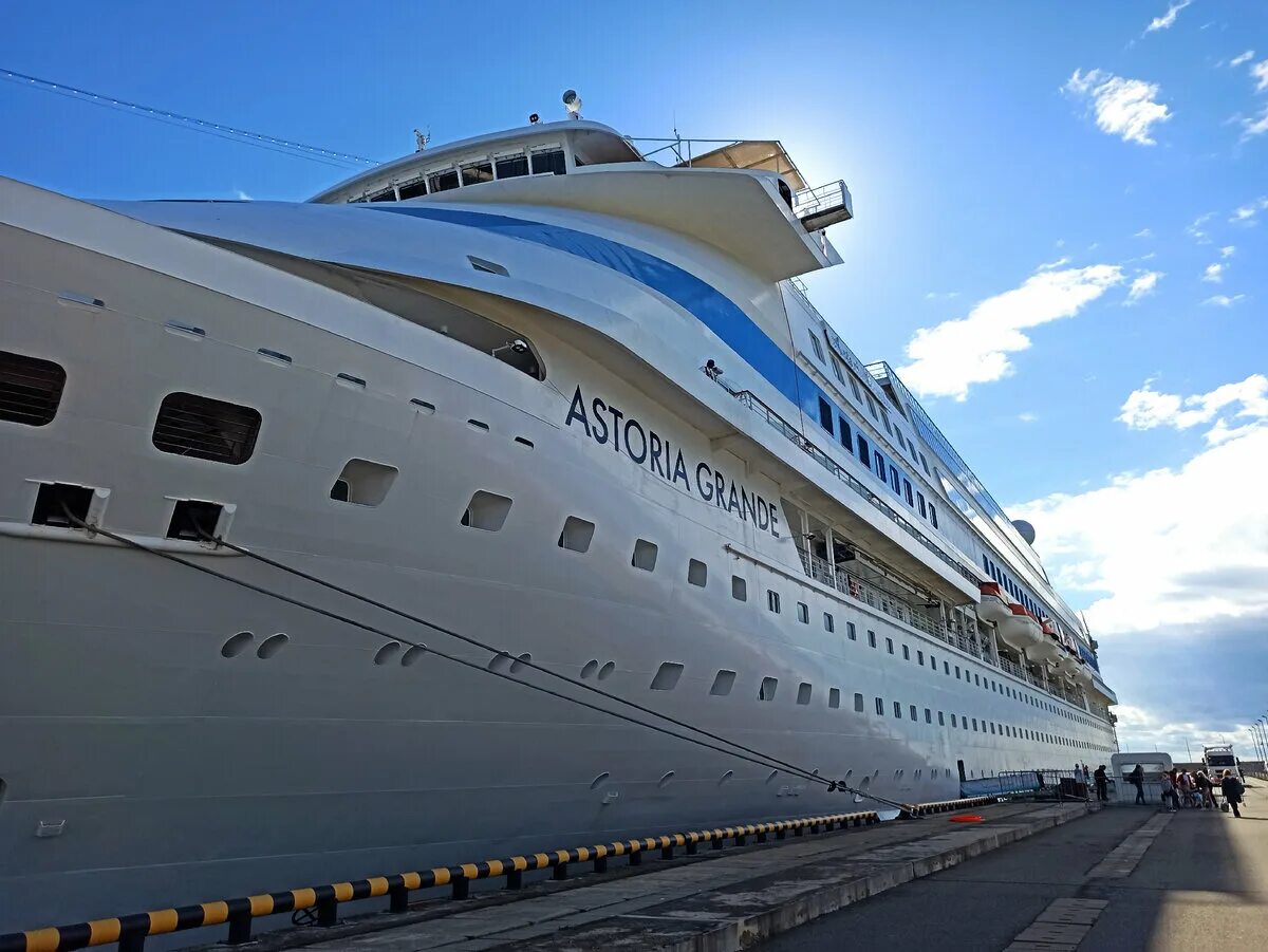 Круизный лайнер astoria grande. Astoria grande, лайнер маршрут. Астория круиз 2023. Астория гранде круизный лайнер. Лайнер сочи турция круизный 2022 astoria grande.