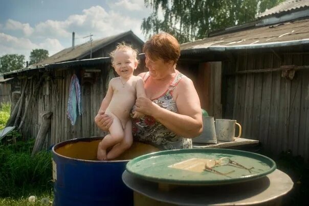 Бабушка купает. Бабушка купает. Купание детей в живописи. Купание на даче. Бабушка купает.