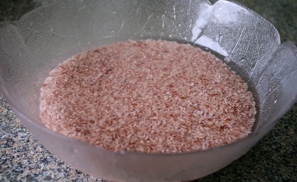 Замачивание риса в воде. Рис для плова девзира. Девзира рис промыть. Рис сорта девзира. Рис розовый девзира.