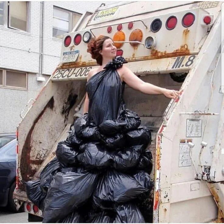 Платье из мусорных пак. Platya iz musornogo paketa.