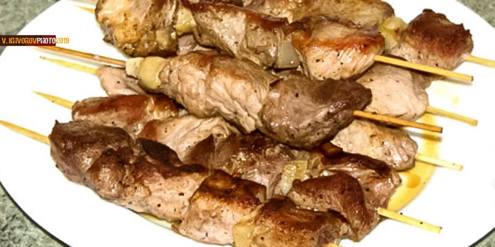 Шашлык на сковороде из свинины как жарить. Шашлык на сковороде. шашлык на сковороде из свинины. шашлык на шпажках на сковороде. шашлык на шпажках на сковороде из свинины.