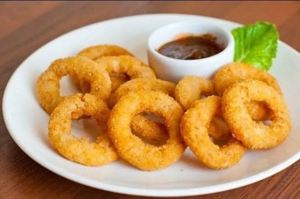Луковые кольца в пивном кляре. Луковые кольца во фритюре. Кольца лука в кляре. Кольца в кляре. Луковые кольца в панировке.