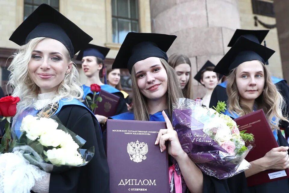 Бакалавриат полное образование. Выпускники бакалавриата. Выпускной в вузе. Фото выпускников. Выпускной в университете.