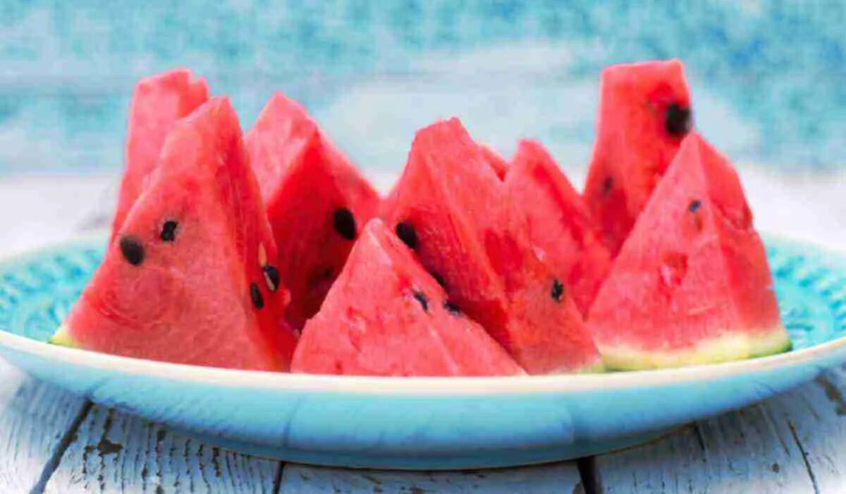 арбуз на ночь. арбуз толстеют. большой ли арбуз соренто. человек с арбузом в руках. магний в арбузе.