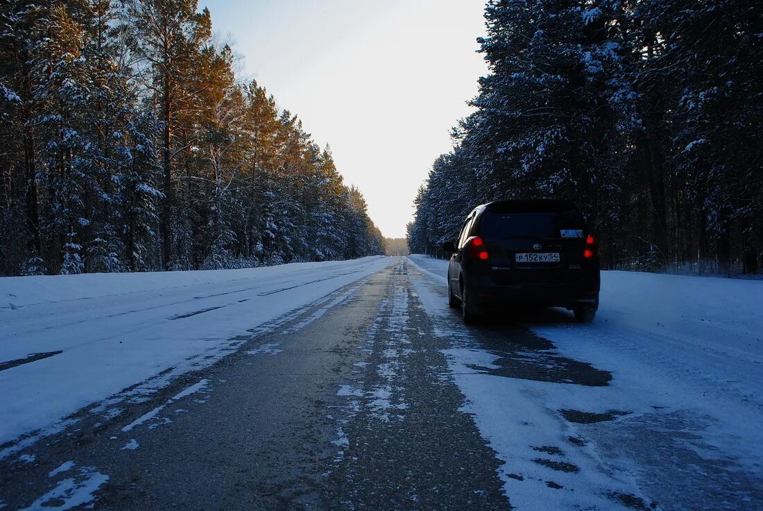 Зимняя дорога. Машина зимой на трассе. Дорога зимой ночью. Ночная зимняя трасса.